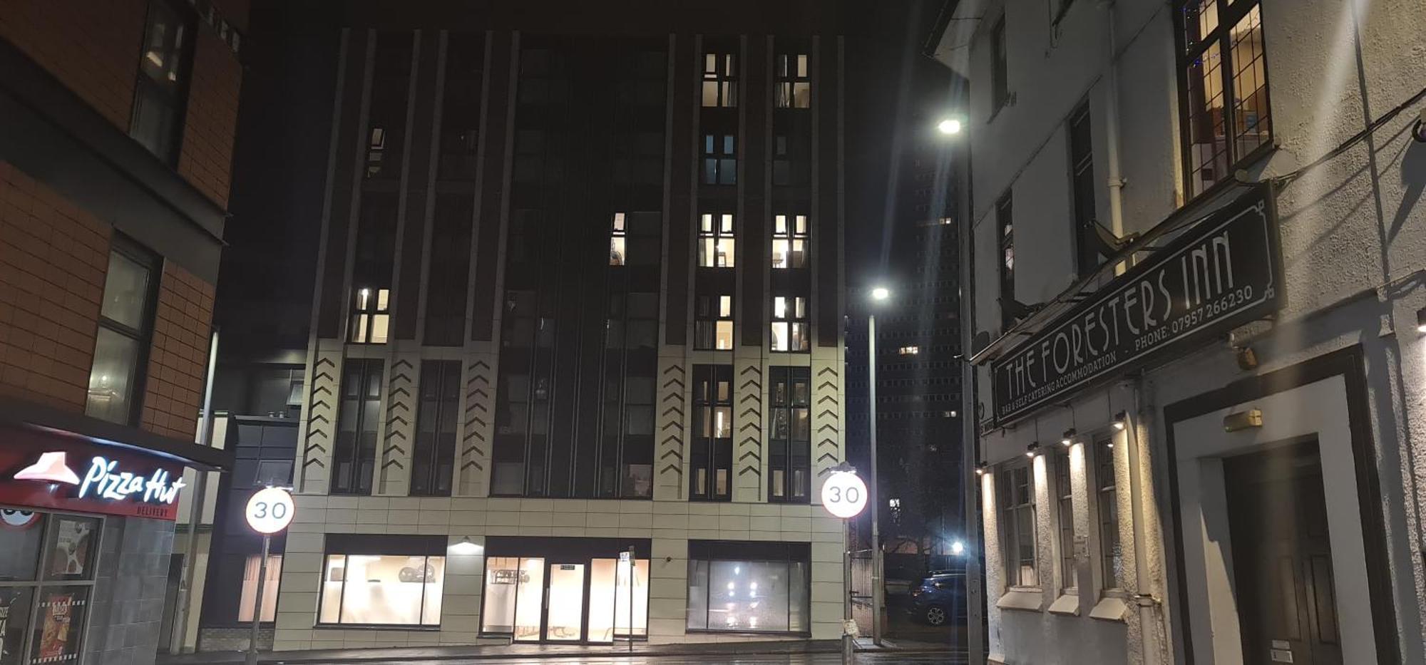 Foresters Inn Contractors Own Apartment - City Centre By Victoria Centre Shopping Centre - Your Own 7 Double Bedrooms Private Apartment With 3 Bathrooms And Snooker Room - Full Kitchen - Outdoor Parking For Cars Or Vans At Five Pounds A Day Nottingham Camera foto